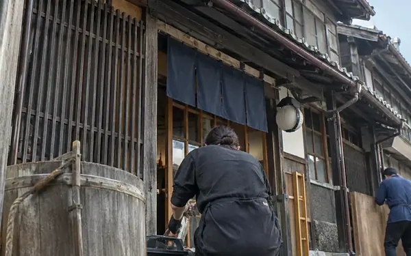 地方飲食店の建築的価値はなぜ見過ごされるのか:魚長の意匠から考える地域空間アーカイブの意義